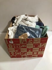 BOX OF ASSORTED ADULT CLOTHING TO INCLUDE M-17 JEGGINGS BLUE SIZE 20