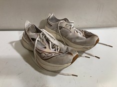 SAUCONY ENDORPHIN ELITE TRAINERS OFF WHITE/GOLD SIZE 10