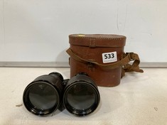 A FINE PAIR OF EARLY 20TH CENTURY FIELD GLASSES AND CASE