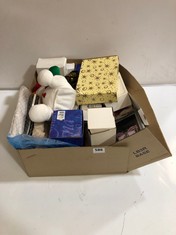 A BOX OF ASSORTED VINTAGE ITEMS