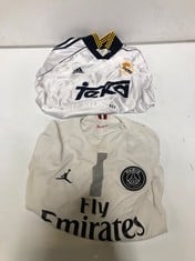 2 X ASSORTED FOOTY SHIRTS TO INCLUDE JORDAN PARIS SAINT-GERMAIN SHIRT WHITE SIZE LG