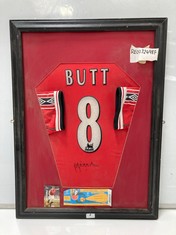 NICKY BUTT SIGNED MANCHESTER UNITED SHIRT FRAME - 1999 CHAMPIONS LEAGUE FINAL