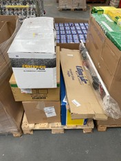 PALLET OF ASSORTED CAR PARTS / ITEMS TO INCLUDE CLIMAIR FRONT WIND DEFLECTOR (KERBSIDE PALLET DELIVERY)