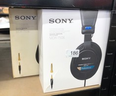 QUANTITY OF ITEMS TO INCLUDE A SONY WIRED SOUND MONITERING HEADPHONES COLOUR BLACK: LOCATION - B