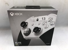 XBOX ELITE SERIES 2 CORE RECHARGEABLE GAMING CONTROLER BLACK/WHITE: LOCATION - A RACK