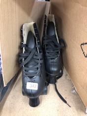 ROCES ROLLER SKATES (BLACK) SIZE 5(UK): LOCATION - D RACK