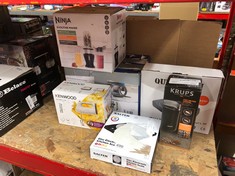 QUANTITY OF ITEMS TO INCLUDE NINJA 700W SLIM BLENDER & SMOOTHIE MAKER, 2X 470ML CUPS WITH SPOUT LIDS, PERSONAL BLENDER, CRUSH ICE & FROZEN FRUIT, SILVER/BLACK QB3001UKS: LOCATION - F RACK