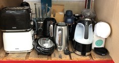 QUANTITY OF ASSORTED KITCHEN ITEMS TO INCLUDE BREVILLE BLACK 2 SLICE TOASTER: LOCATION - A RACK(COLLECTION OR OPTIONAL DELIVERY AVAILABLE)