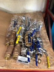 QUANTITY OF ASSORTED PLUMBING ITEMS TO INCLUDE PEGLER PB550LS PN25 DZR BALL VALVE 1/2: LOCATION - BACK RACK(COLLECTION OR OPTIONAL DELIVERY AVAILABLE)