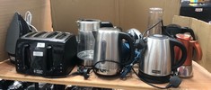 QTY OF ASSORTED HOME ITEMS TO INCLUDE RUSSELL HOBBS 4 PIECE TOASTER: LOCATION - BACK TABLES(COLLECTION OR OPTIONAL DELIVERY AVAILABLE)