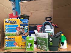 QUANTITY OF ASSORTED GARDEN ITEMS TO INCLUDE HOZELOCK SUPERHOZE 40M: LOCATION - BACK TABLES(COLLECTION OR OPTIONAL DELIVERY AVAILABLE)