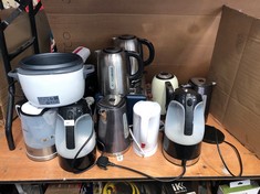 QUANTITY OF ASSORTED HOME ITEMS TO INCLUDE RUSSEL HOBBS KITCHEN KETTLE: LOCATION - BACK TABLES(COLLECTION OR OPTIONAL DELIVERY AVAILABLE)