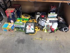 QUANTITY OF ASSORTED GARDEN ITEMS TO INCLUDE MIRACLE GRO FEEDER SPRAYER: LOCATION - BACK TABLES(COLLECTION OR OPTIONAL DELIVERY AVAILABLE)