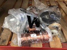 QUANTITY OF ASSORTED PLUMBING ITEMS TO INCLUDE SALUS QUANTUM THERMOSTAT MODEL WQ610RF: LOCATION - SIDE RACK(COLLECTION OR OPTIONAL DELIVERY AVAILABLE)