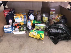 QUANTITY OF GARDEN ITEMS TO INCLUDE SPEAR & JACKSON 5L PRESSURE SPRAYER: LOCATION - TABLES(COLLECTION OR OPTIONAL DELIVERY AVAILABLE)