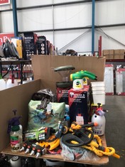 QUANTITY OF GARDEN ITEMS TO INCLUDE SPEAR & JACKSON 5L PRESSURE SPRAYER: LOCATION - TABLES(COLLECTION OR OPTIONAL DELIVERY AVAILABLE)