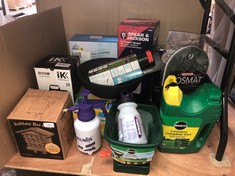 QUANTITY OF GARDEN ITEMS TO INCLUDE SPEAR & JACKSON 5L PRESSURE SPRAYER: LOCATION - TABLES(COLLECTION OR OPTIONAL DELIVERY AVAILABLE)