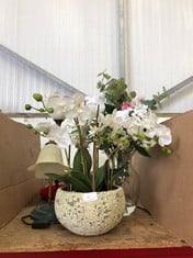 QUANTITY OF ASSORTED ITEMS TO INCLUDE FLORAL SILK VASE WITH FAUX FLOWERS: LOCATION - A RACK(COLLECTION OR OPTIONAL DELIVERY AVAILABLE)