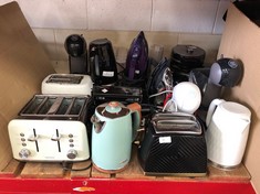 QUANTITY OF ASSORTED KITCHEN ITEMS TO INCLUDE DAEWOO 4 SLICE TOASTER : LOCATION - A RACK(COLLECTION OR OPTIONAL DELIVERY AVAILABLE)