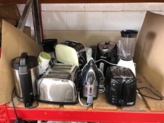 QUANTITY OF ASSORTED KITCHEN ITEMS TO INCLUDE RUSSELL HOBBS SILVER 4 SLICE TOASTER : LOCATION - A RACK(COLLECTION OR OPTIONAL DELIVERY AVAILABLE)