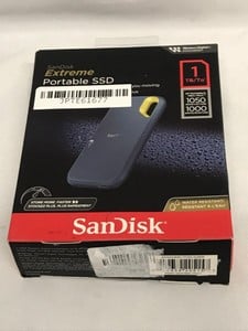 SANDISK 1TB EXTREME PORTABLE USB C DRIVE, IP65 RATED SSD (RRP - £105): MODEL NO SDSSDE61-1T00  [JPTE61677]: LOCATION - D1