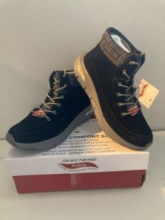 SKECHERS ARCHFIT BOOTS UK SIZE: 7