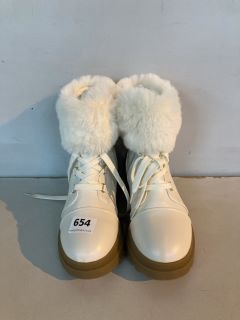 RIVER ISLAND CREME BOOTS UK SIZE: 4