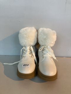 RIVER ISLAND CREME BOOTS UK SIZE: 3