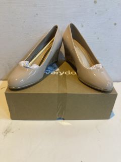 EVERYDAY HEELS UK SIZE: 4E