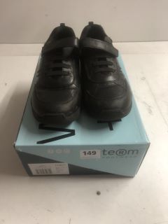 TERM MAXX COSTCO IN BLACK SIZE 4