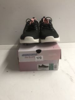 SKETCHERS LITE FOAM IN BLACK SIZE 4.5