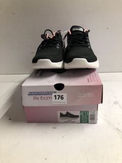 SKETCHERS LITE FOAM IN BLACK SIZE 4.5