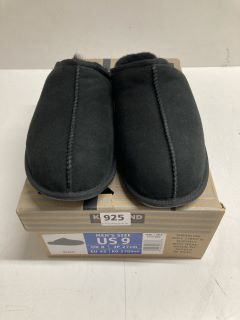 PAIR OF KIRKLAND SIGNATURE MEN'S SLIPPERS - SIZE UK 8