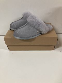 UGG SLIPPERS SIZE 5