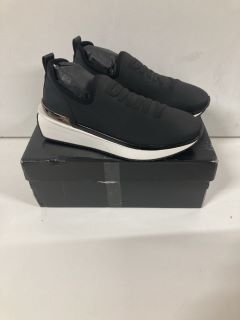 DKNY TRAINERS SIZE 5