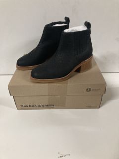 CLARKS COLOGNE TOP BOOTS SIZE 6