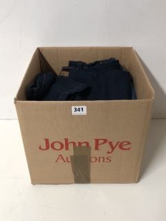A BOX OF ASSORTED CLOTHING TO INCLUDE THREADBARE MEN'S JEANS W36 L29
