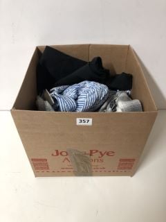 A BOX OF ASSORTED CLOTHING TO INCLUDE