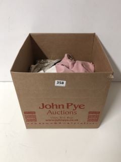 A BOX OF ASSORTED CLOTHING TO INCLUDE