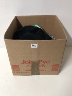 A BOX OF ASSORTED CLOTHING TO INCLUDE PIECES JUMPER M