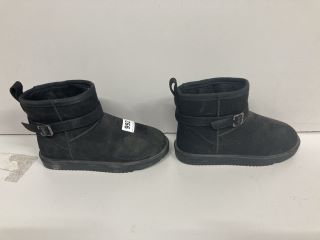 DESIGNER ANKLE BOOTS SIZE 6 (TWO RIGHT FEET)