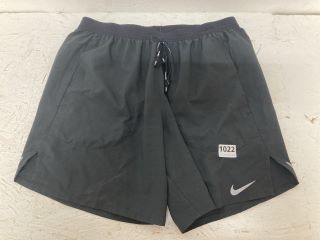 NIKE SHORTS SIZE:M