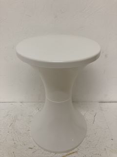 UNBRANDED WHITE PLASTIC SEAT