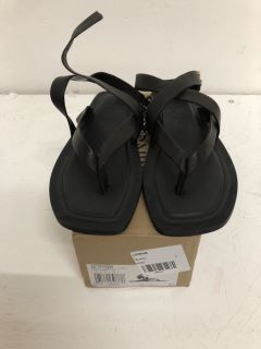 WOMENS SANDLES SIZE 4