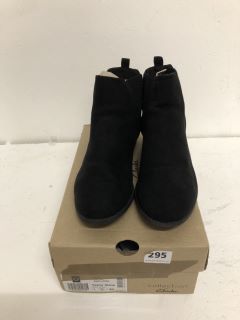 CLARKS BOOTS SIZE 7