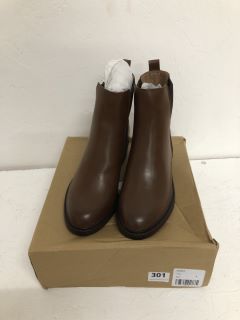 TAN BOOTS SIZE 6