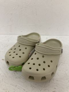 CROCS BROWN UK 3