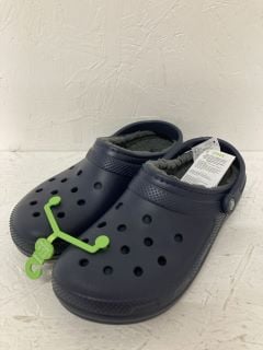 MENS CROCS SIZE 11