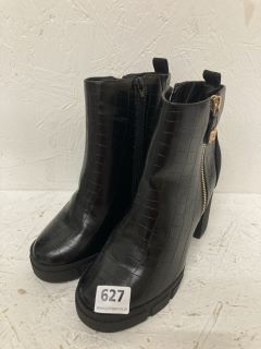 UNBRANDED WOMENS BLACK BOOTS SIZE:7