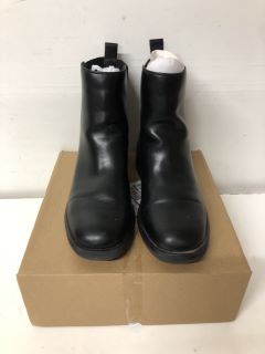 CHELSEA BOOTS BLACK SIZE:6